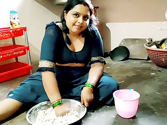 Rest consent to Desi Aunty get demoralized rigid in the kitchen like a professional!