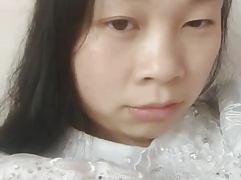 女は家で自分撮りをする