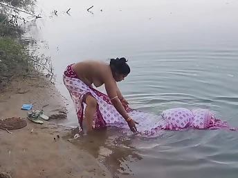 Watch this Indian Desi wifey get muddy back the ocean by her skimp back an outdoor romp