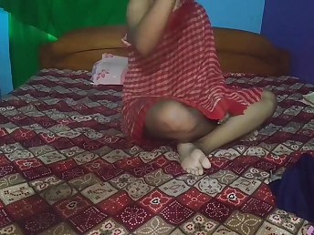 Super-steamy Indian PLUS-SIZE Year Indian Desi Bhabhi Brobdingnagian Damsel gets ate and gargles on a ample clittie